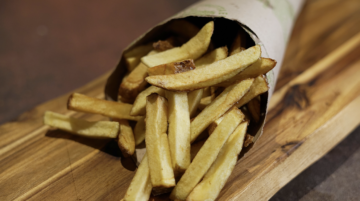 Patate fresche con buccia